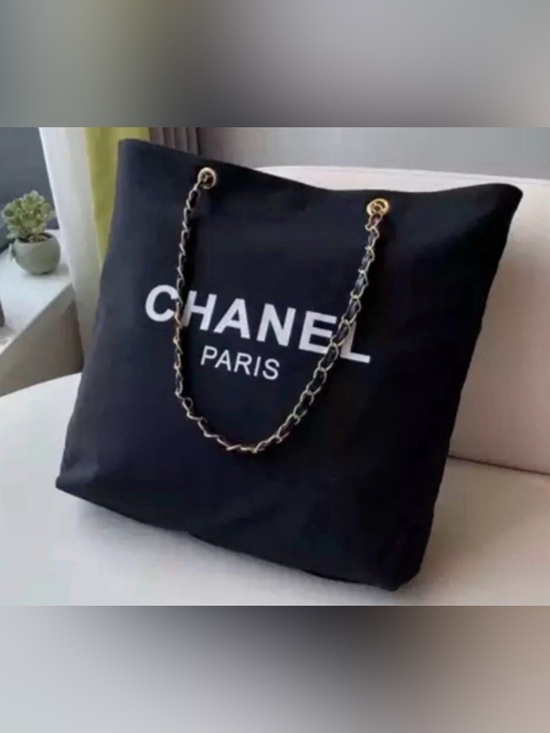 Source Unknown Handbags - Paris tote with gold chain.